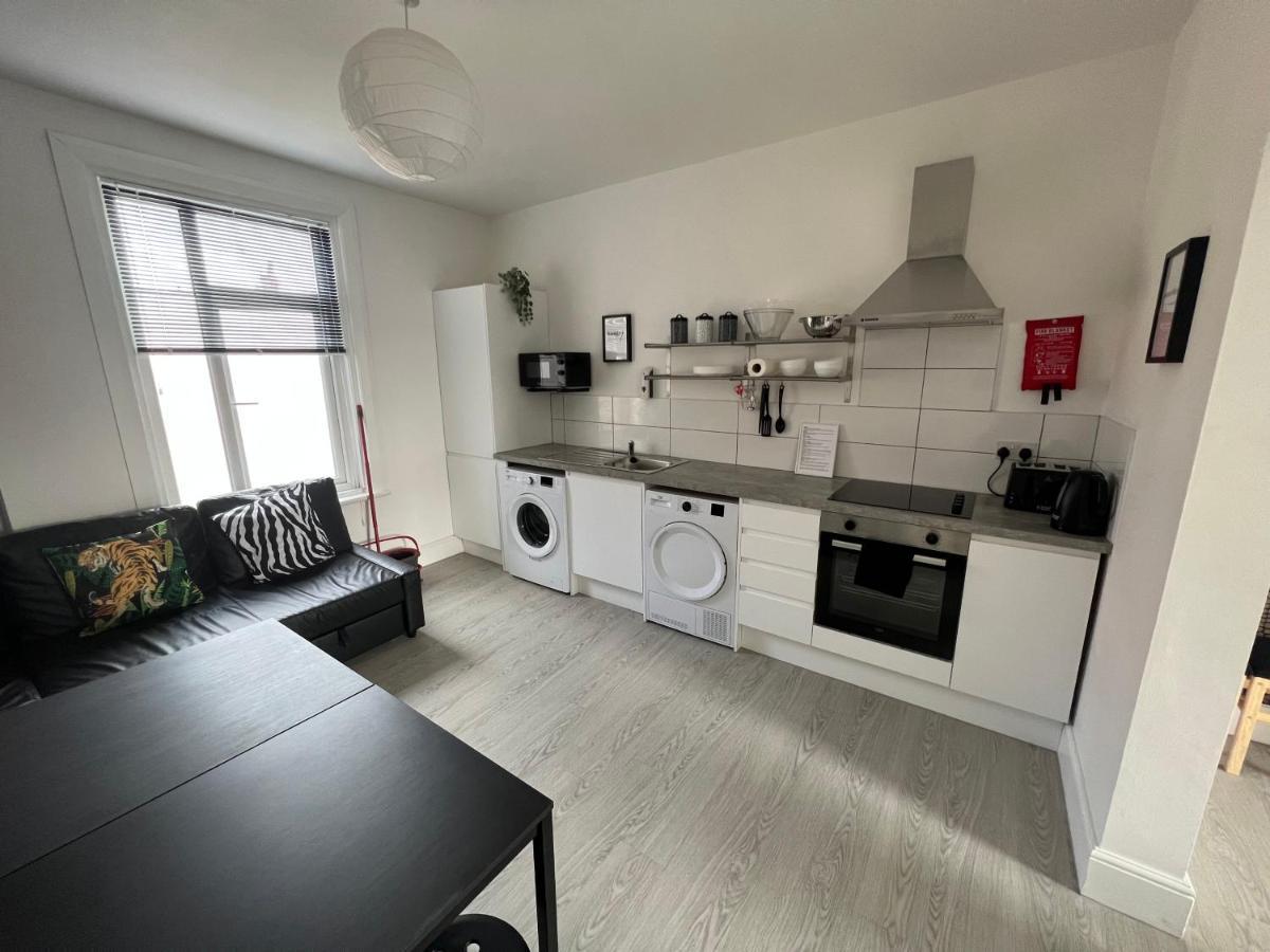 Safari Apartment, Free Parking, 10Min Walk To Blackpool Tower, Sleeps 12 Ngoại thất bức ảnh